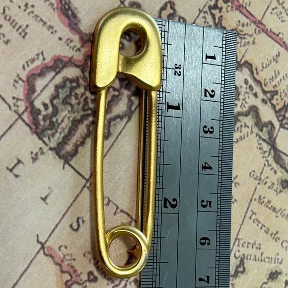 Designer Vintage Gold Tone Satin Finish Large Safety Pin Figural Brooch Pin - Picture 1 of 5